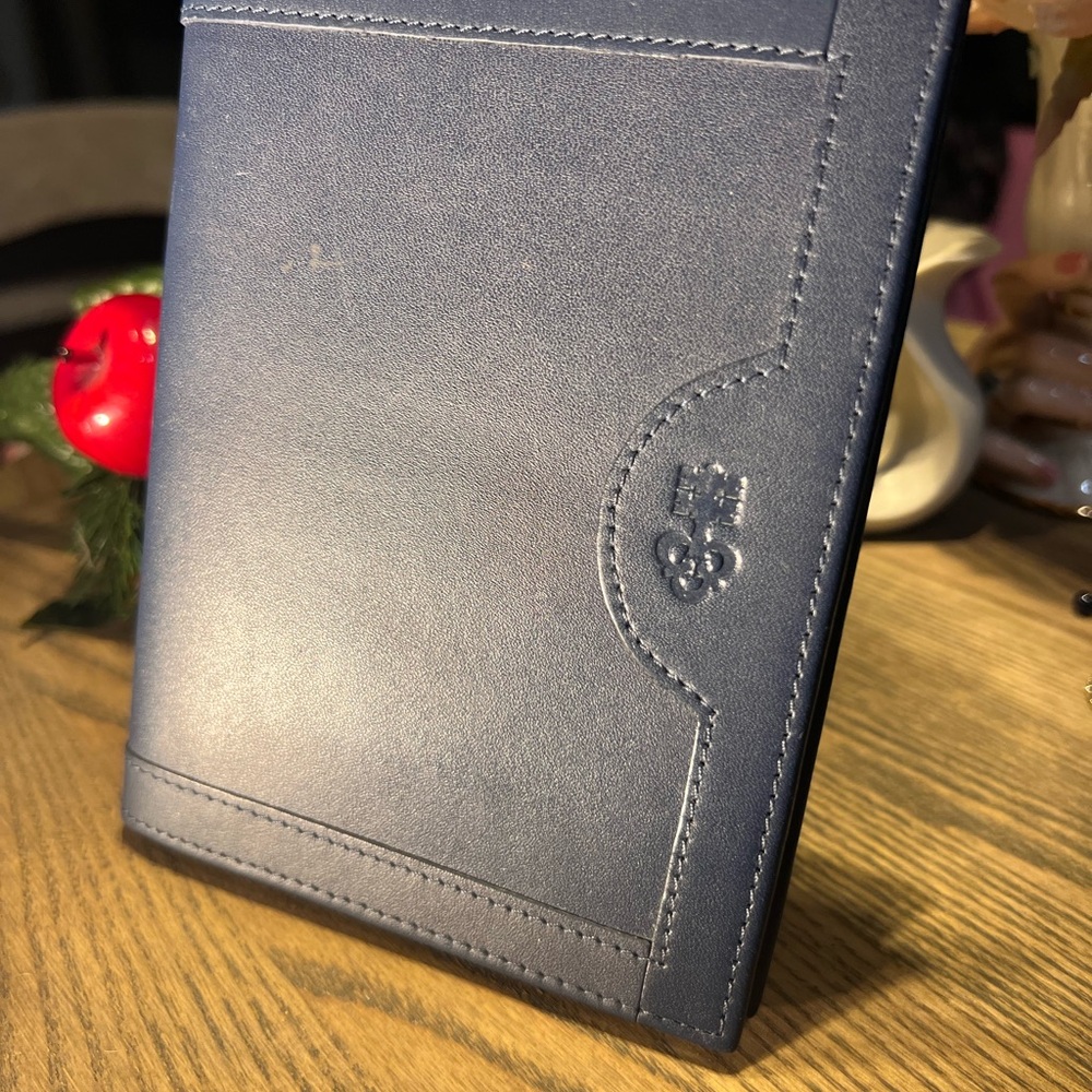 Corum Leather Credit Card Holder with Minimalist Design